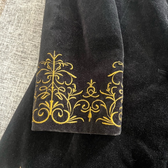 CAbi Black Velvet Embroidered Floral Coat Boho Statement Jacket Size 2 - Picture 14 of 16
